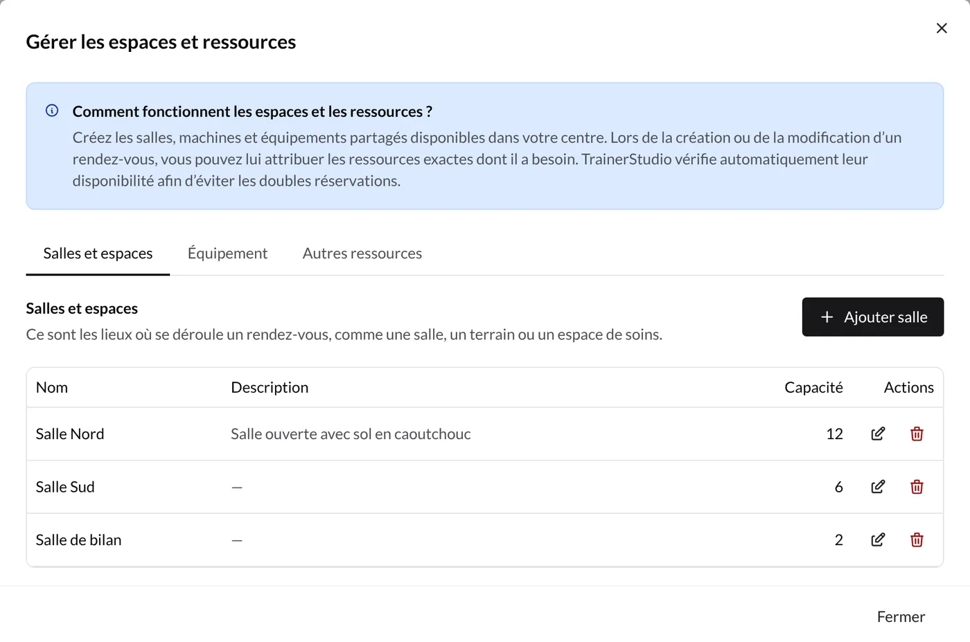 Boîte de dialogue Gérer les espaces et ressources avec les onglets Salles et espaces, Équipement et Autres ressources et la liste des salles avec leur capacité