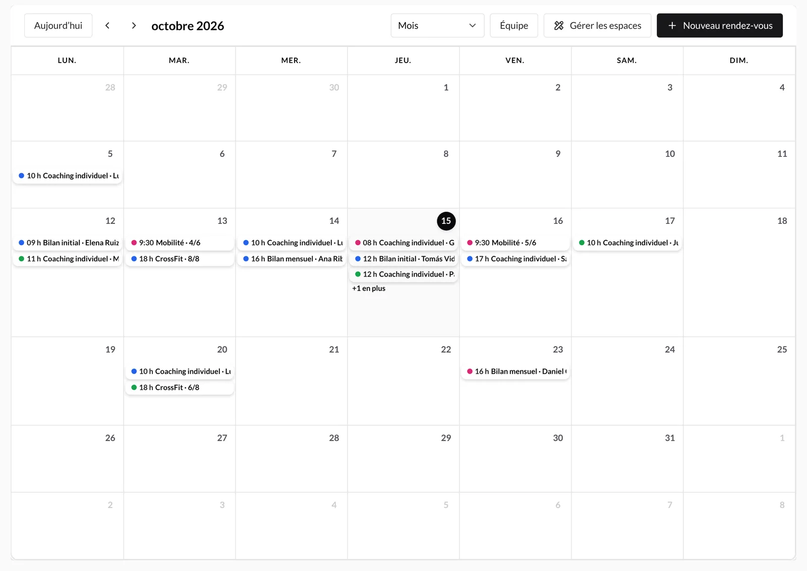 Calendrier en vue Mois avec les rendez-vous de trois entraîneurs, chacun avec sa couleur