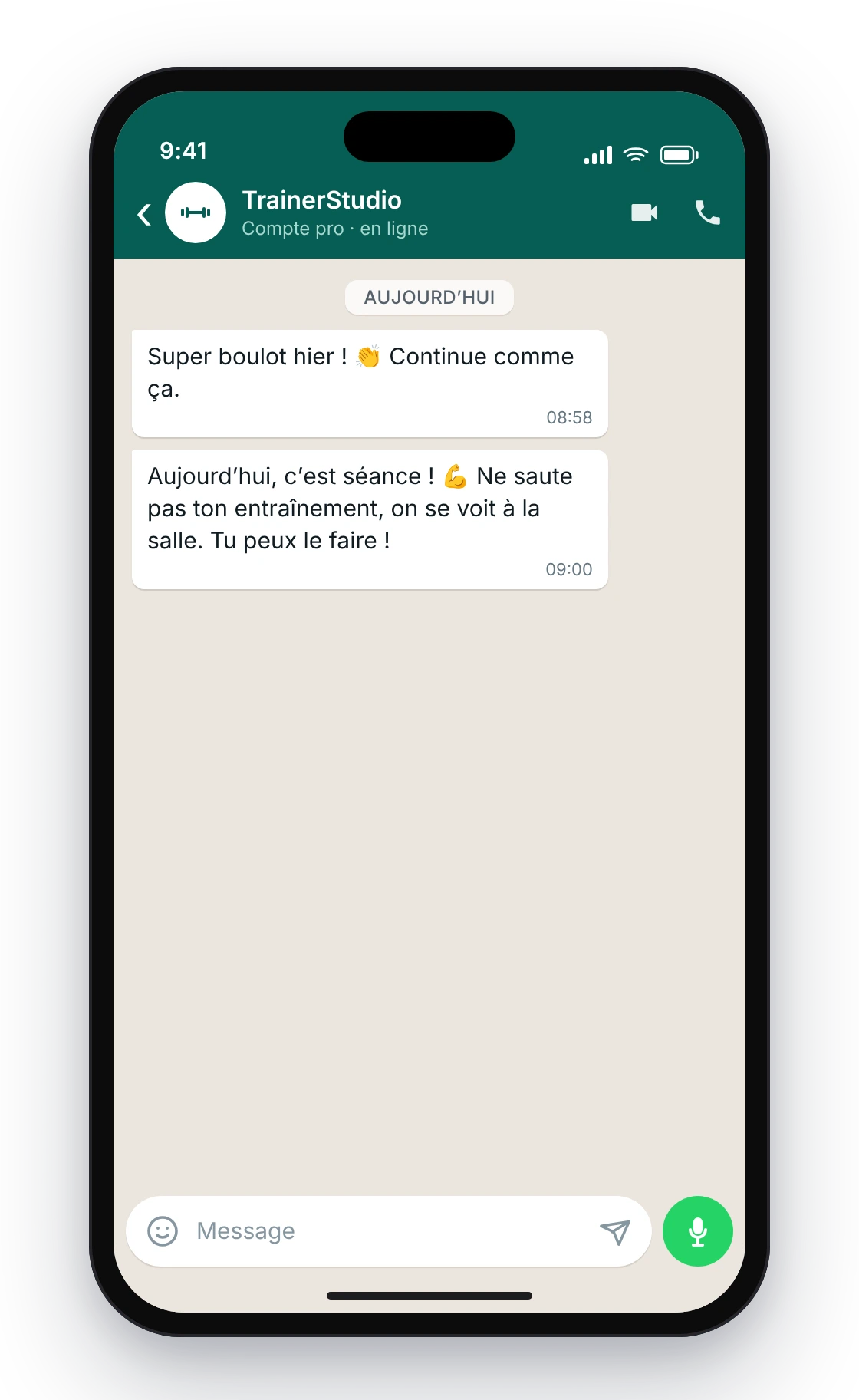Conversation WhatsApp sur le téléphone du client avec l'en-tête « TrainerStudio » et le message de rappel « Aujourd'hui, c'est séance ! 💪 Ne saute pas ton entraînement, on se voit à la salle. Tu peux le faire ! »