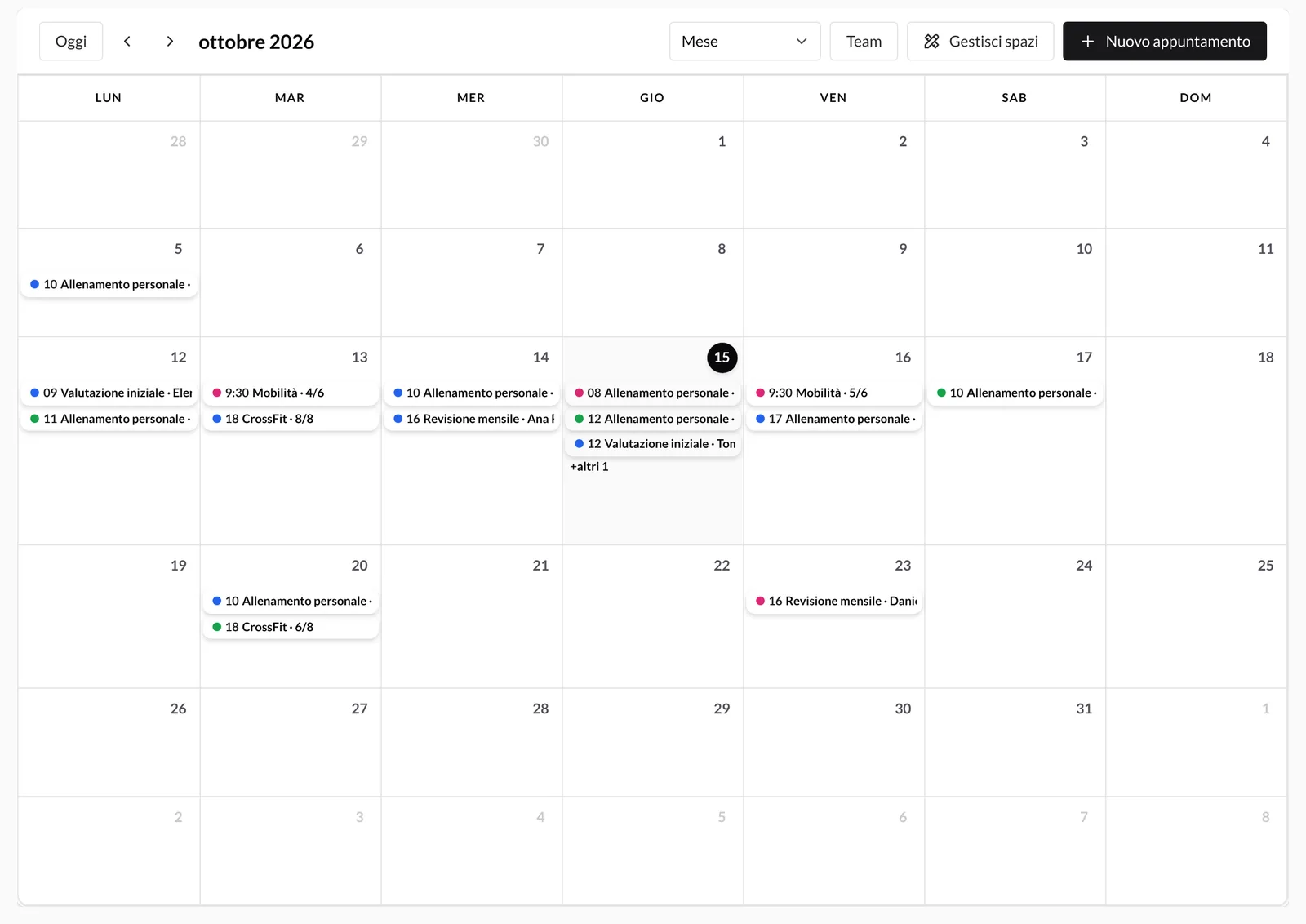 Calendario in vista Mese con gli appuntamenti di tre allenatori, ognuno con il proprio colore