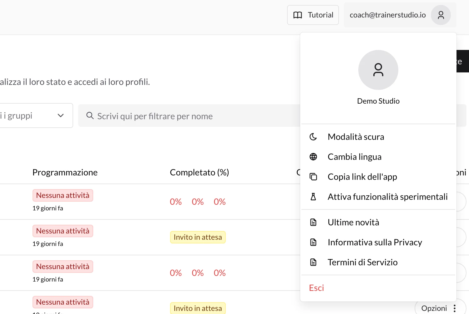 Menu dell'account aperto dall'email in alto a destra, con Modalità scura, Cambia lingua, Copia link dell'app e, in fondo, «Esci»
