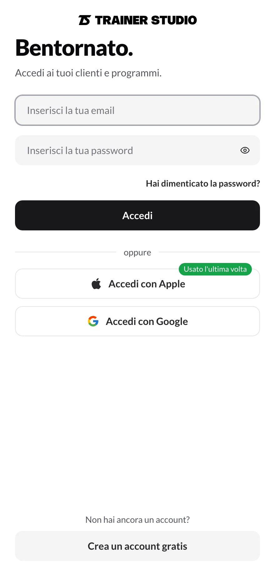 Schermata «Bentornato.» con i campi email e password, il pulsante «Accedi», i pulsanti «Accedi con Apple» e «Accedi con Google» e l'etichetta verde «Usato l'ultima volta» su quello di Apple