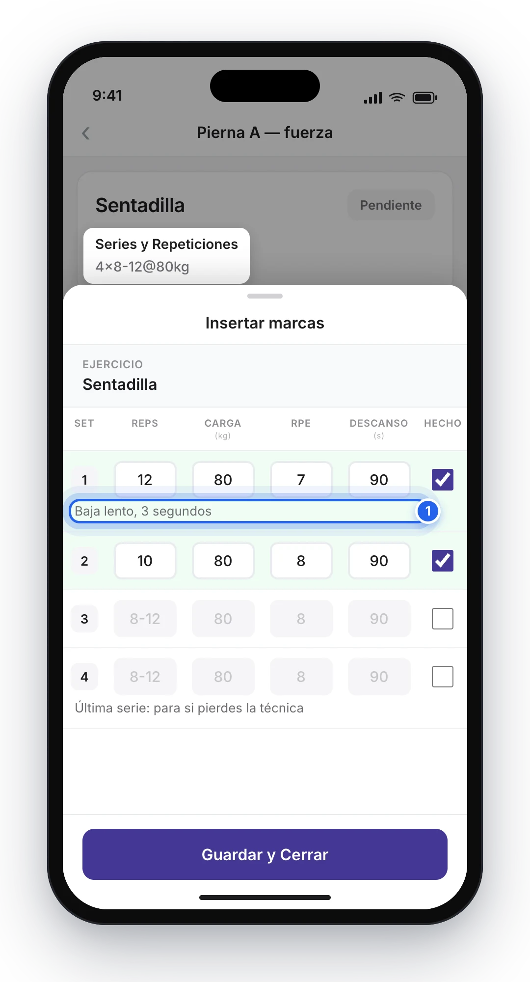 App del cliente con la tabla de registro de una sentadilla: una fila por serie, las columnas pautadas, una anotación del entrenador debajo de su serie y la casilla para marcar cada serie como hecha