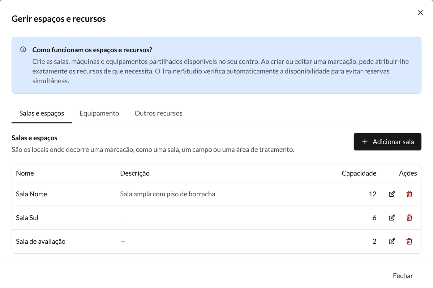 Diálogo Gerir espaços e recursos com os separadores Salas e espaços, Equipamento e Outros recursos e a lista de salas com a sua capacidade