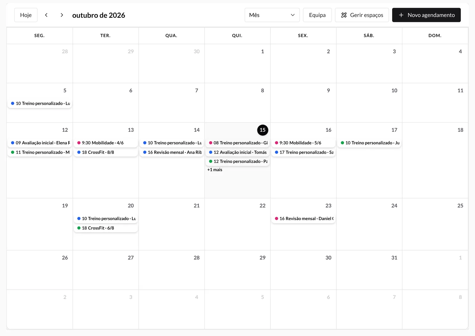 Calendário na vista Mês com as marcações de três treinadores, cada um com a sua cor