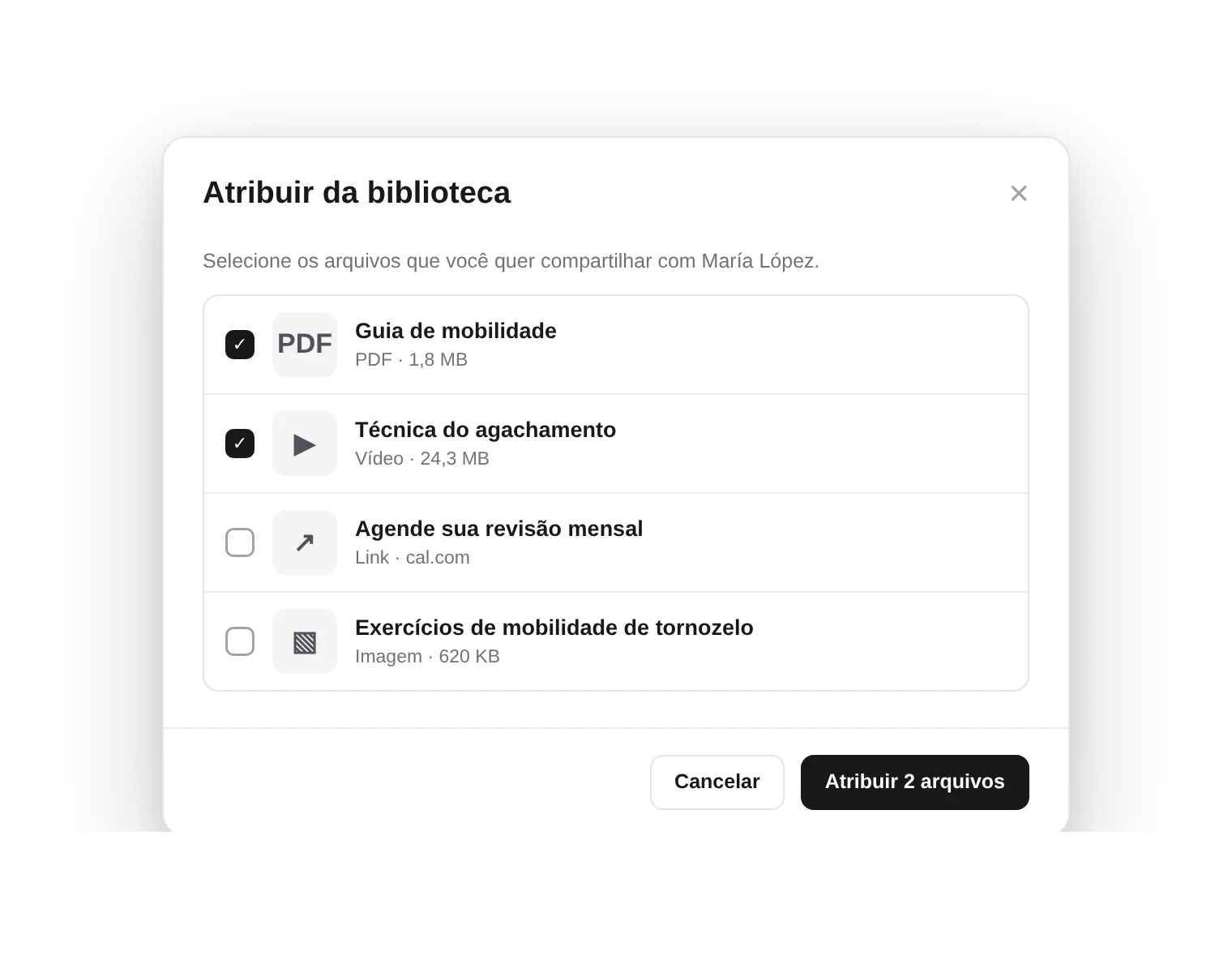 Caixa Atribuir da biblioteca com dois arquivos selecionados para compartilhá-los com María López