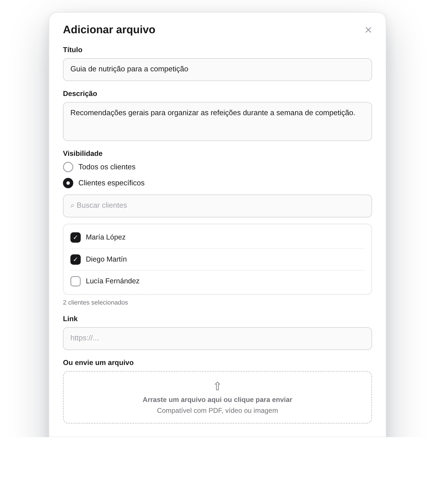 Caixa Adicionar arquivo com a visibilidade Clientes específicos selecionada e María López e Diego Martín marcados